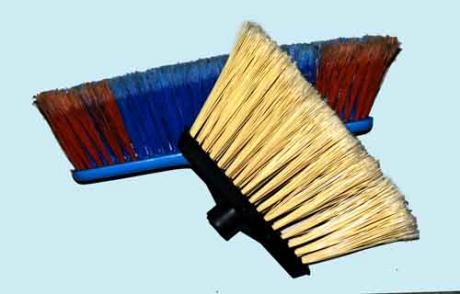 Broom head with flagged fibre
